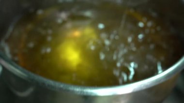 Tatlı yapmak için şerbet hazırlıyorum. Türk mutfağı Baklava 'nın yapımı için ön hazırlık. 4K çözünürlük videosu.