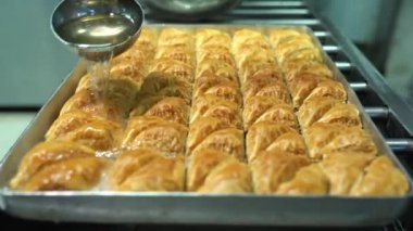 Tatlı yapmak için şerbet hazırlıyorum. Türk mutfağı Baklava 'nın yapımı için ön hazırlık. 4K çözünürlük videosu.