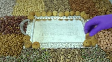 Kamera fındık makro çekim üzerinden hareket ediyor. Çeşitli fındıklar yaklaşıyor. ceviz, badem, fındık ve diğer fındıklar masada kurutulur. Yüksek kalorili vejetaryen yemeği. Kuru fındık. 4K Video.