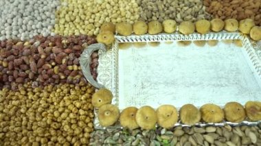 Kamera fındık makro çekim üzerinden hareket ediyor. Çeşitli fındıklar yaklaşıyor. ceviz, badem, fındık ve diğer fındıklar masada kurutulur. Yüksek kalorili vejetaryen yemeği. Kuru fındık. 4K Video.
