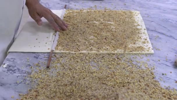 主厨正在制作核桃仁面包 贝克拉瓦甜点的准备阶段 头儿在做传统的甜点Baklava 土耳其名字 Saray Sarmasi — 图库视频影像