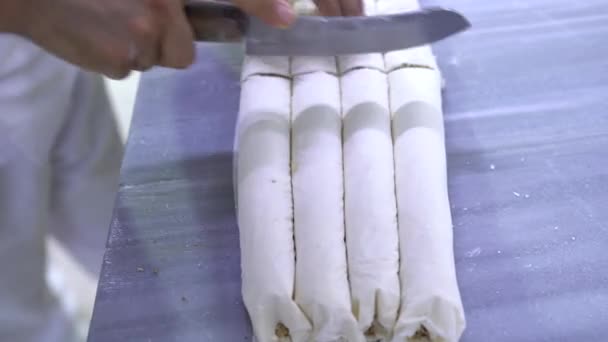 シェフはクルミのバクラバ バクラバ デザートの準備段階を作っています チーフは伝統的なデザートのバクラバを作っています トルコ語名 Saray Sarmasi ビデオ — ストック動画