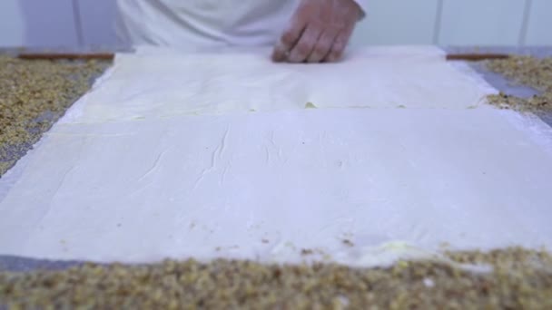 主厨正在制作核桃仁面包 贝克拉瓦甜点的准备阶段 头儿在做传统的甜点Baklava 土耳其名字 Saray Sarmasi — 图库视频影像