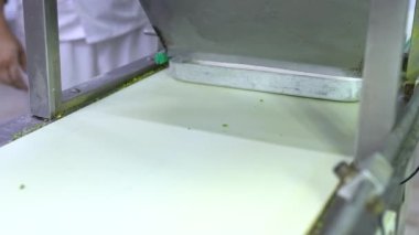 Pistachio Baklava yapıyorum. Baklava tatlı hazırlama aşamaları. Şef geleneksel Baklava tatlısı yapıyor. 4K video.