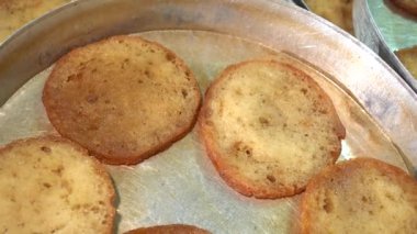 Türk mutfağı, Geleneksel Türk Ekmeği Kadayif Tatlısı. 4K video kaydı. Türkçe: Ekmek Kadayifi.