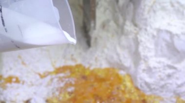 Pasta hamuru yapmak. Makine ekmek hamuru yoğurur. Endüstriyel fırın hamur karıştırıcısında çiğ hamur, gıda konsepti. Stok görüntüleri. 4K çözünürlük videosu.