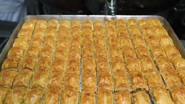 Pouring Syrup Baklava Pouring Sweet Syrup Turkish Baklava Green Pistachio — Stock Video