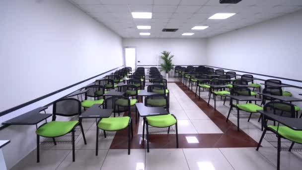Minimalistyczne Wnętrze Sali Prezentacyjnej Zielonymi Krzesłami Czystym Ekranem Wnętrze Sali — Wideo stockowe