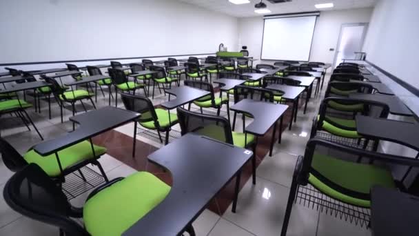 緑の椅子と空白の画面を備えたプレゼンテーションルームのミニマリストのインテリア 会議室のインテリア 会議とプレゼンテーションのコンセプト 4Kビデオ — ストック動画