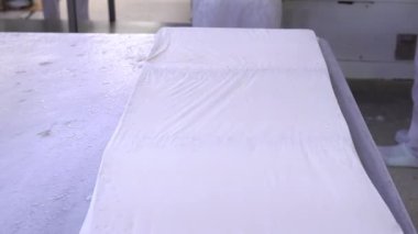 Şef ceviz baklava yapıyor. Baklava tatlı hazırlama aşamaları. Şef geleneksel Baklava tatlısı yapıyor. Video.