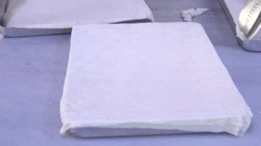 Şef ceviz baklava yapıyor. Baklava tatlı hazırlama aşamaları. Şef geleneksel Baklava tatlısı yapıyor. Video.
