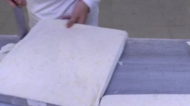 Şef ceviz baklava yapıyor. Baklava tatlı hazırlama aşamaları. Şef geleneksel Baklava tatlısı yapıyor. Video.