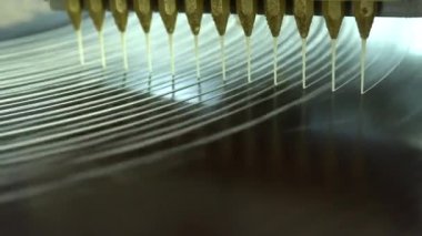 Türk tatlısı Kadayif hamur işi sergileniyor. Geleneksel Türk kunefe çöllerinin yapımında kullanılan büyük ısıtılmış bakır ızgara üzerinde kadayif hamuru yapmak. 4K Video çekimi.