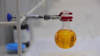 Renkli solüsyonu manyetik karıştırıcı ile karıştırıyorum. Kimyasal reaksiyon oluşumu. Video.