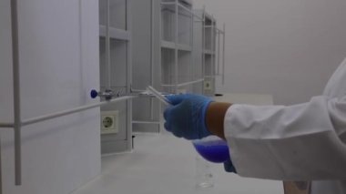 Bir karışımın bileşenlerini birbirinden ayrılamaz iki çözücü aşamaya ayırmak ya da bölmek için sıvı sıvı sıvısı çıkarmada kullanılan huni laboratuvar vitrinleri, organik bileşiğin kimyasal olarak çıkarılması