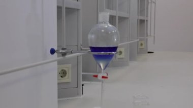 Bir karışımın bileşenlerini birbirinden ayrılamaz iki çözücü aşamaya ayırmak ya da bölmek için sıvı sıvı sıvısı çıkarmada kullanılan huni laboratuvar vitrinleri, organik bileşiğin kimyasal olarak çıkarılması