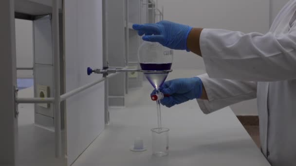 Vidraria Laboratório Funil Separação Usada Extrações Líquido Líquido Para Separar — Vídeo de Stock