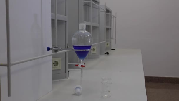 液体抽出に使用される漏斗研究室用ガラス製品を分離または2つの不可欠な溶媒相に混合物の成分を分割する分離 有機化合物の化学抽出 — ストック動画