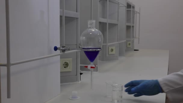 추출에 사용되는 깔때기 실험실 제품을 분리하거나 혼합물의 성분을 가지의 불용성 — 비디오