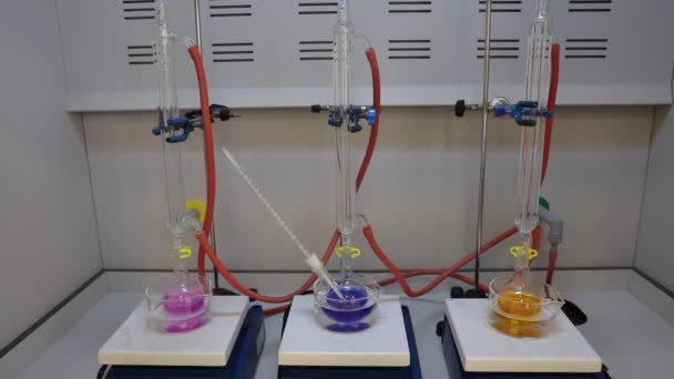 Mezcla Solución Coloreada Con Agitador Magnético Formación Una Reacción Química — Vídeo de stock