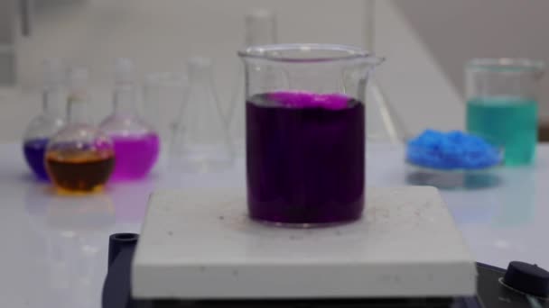 Míchání Barevného Roztoku Magnetickým Míchadlem Tvorba Chemické Reakce Video — Stock video