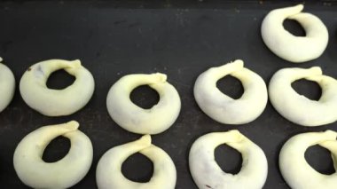 Türkiye, İstanbul - Türk tatlıları, Kandil çörekleri üreten gıda fabrikası. İşçiler gıda fabrikasındaki üretim hattında kandil maymunu üretiyorlar..