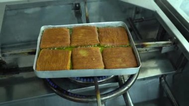 Fıstık tozlu Türk Tatlısı Kadayif. Bir tepsi Burma Kadayif. Fıstıklı kadayif tatlısı. Geleneksel Türk mutfağı lezzetleri. Yerel adı Sarma kadayif4K Video çekimi.