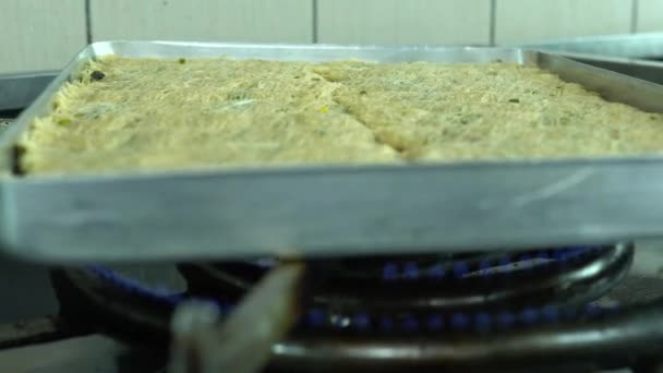 Turks Dessert Kadayif Met Pistache Poeder Een Dienblad Van Birma — Stockvideo