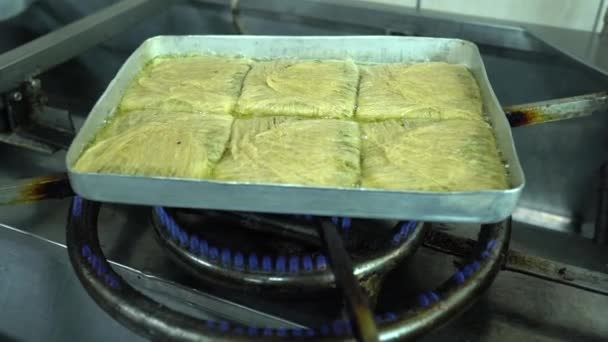 Turkish Dessert Kadayif Pistachio Powder Tray Burma Kadayif Pistachio Kadayif — Stock Video