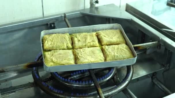 Turks Dessert Kadayif Met Pistache Poeder Een Dienblad Van Birma — Stockvideo