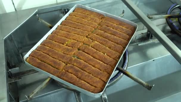 Turks Dessert Kadayif Met Pistache Poeder Een Dienblad Van Birma — Stockvideo