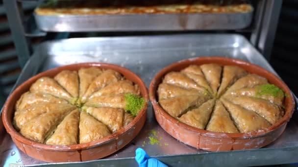 Postre Turco Kadayif Con Pistacho Polvo Una Bandeja Kadayif Birmania — Vídeos de Stock