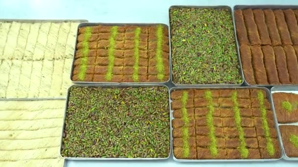 Türkisches Dessert Kadayif Mit Pistazienpulver Ein Tablett Mit Birma Kadayif — Stockvideo