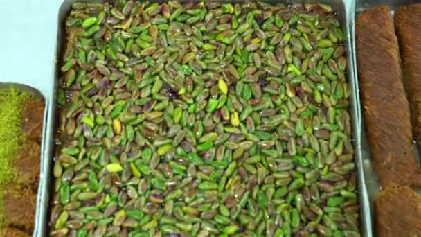 Turkish Dessert Kadayif Dengan Bubuk Pistachio Sebuah Nampan Dari Burma — Stok Video