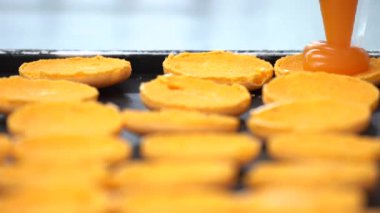 Makarna yapıyorum. Makarna yapma süreci, Fransız tatlısı, hamur torbasını sıkma. Gıda endüstrisi, kitle veya hacim üretimi. Tatlı yapma süreci. 4K Video çekimi.