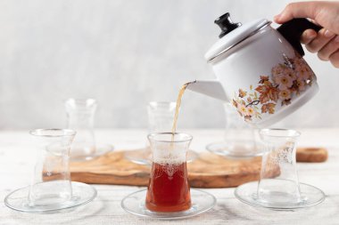 Cam bardakta lezzetli Türk çayı. Türk kültürünün çay servisi.