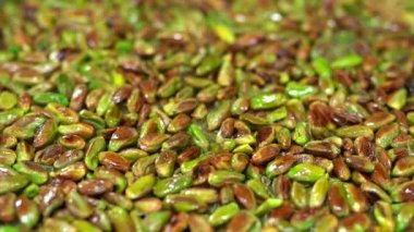 Türkiye, İstanbul - Türk tatlıları üreten gıda fabrikası, Pistachio Kadaif tatlısı. Akdeniz mutfağı lezzetlidir. Yerel adı fistikzade kadayif. Aşçılık aşamaları ve tepsiye bedava içki dökme. 4K Video çekimi.