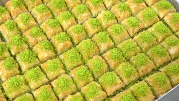 土耳其 伊斯坦布尔 生产土耳其糖果的食品制造厂 土耳其甜点加开心果粉 一盘子的缅甸卡戴夫 Pistachio Kadayif甜点 传统的土耳其美食 当地名称Sarma Kadayif — 图库视频影像