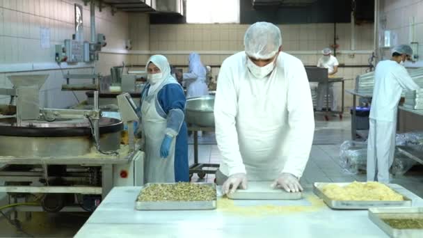 Turquía Estambul Fábrica Alimentos Produce Dulces Turcos Relleno Kadayif Con — Vídeos de Stock