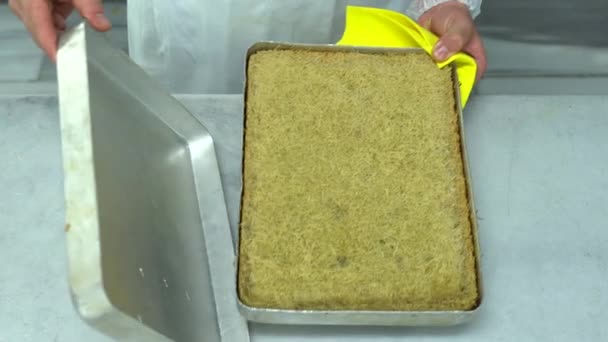 Turecko Istanbul Potravinářská Továrna Vyrábějící Turecké Sladkosti Dezert Pistachio Kadaif — Stock video