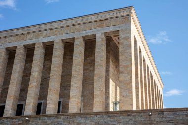 Güzel mavi gökyüzü olan AnITKABIR manzarası. Anitkabir, Mustafa Kemal Atatürk 'ün mozolesidir. Ankara, Türkiye.
