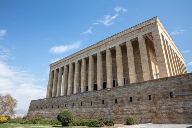 Güzel mavi gökyüzü olan AnITKABIR manzarası. Anitkabir, Mustafa Kemal Atatürk 'ün mozolesidir. Ankara, Türkiye.