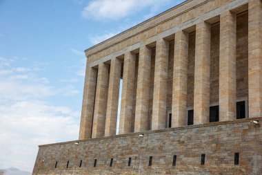 Güzel mavi gökyüzü olan AnITKABIR manzarası. Anitkabir, Mustafa Kemal Atatürk 'ün mozolesidir. Ankara, Türkiye.