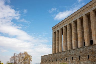 Güzel mavi gökyüzü olan AnITKABIR manzarası. Anitkabir, Mustafa Kemal Atatürk 'ün mozolesidir. Ankara, Türkiye.