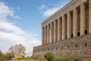 Güzel mavi gökyüzü olan AnITKABIR manzarası. Anitkabir, Mustafa Kemal Atatürk 'ün mozolesidir. Ankara, Türkiye.