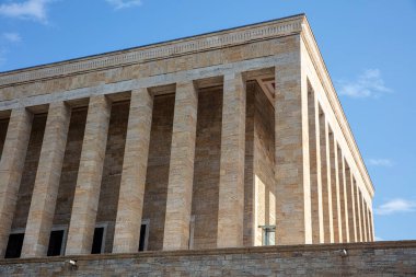 Güzel mavi gökyüzü olan AnITKABIR manzarası. Anitkabir, Mustafa Kemal Atatürk 'ün mozolesidir. Ankara, Türkiye.
