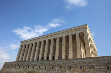 Güzel mavi gökyüzü olan AnITKABIR manzarası. Anitkabir, Mustafa Kemal Atatürk 'ün mozolesidir. Ankara, Türkiye.