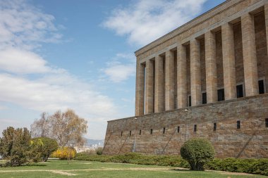 Güzel mavi gökyüzü olan AnITKABIR manzarası. Anitkabir, Mustafa Kemal Atatürk 'ün mozolesidir. Ankara, Türkiye.