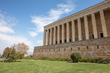 Güzel mavi gökyüzü olan AnITKABIR manzarası. Anitkabir, Mustafa Kemal Atatürk 'ün mozolesidir. Ankara, Türkiye.