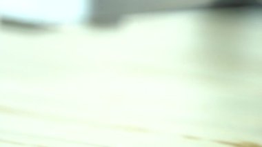 Bir fabrikada otomatikleştirilmiş çikolatalı pralin üretimi. Taşıyıcı banttaki çikolataların farklı tonları ve tatları toplanmaya hazırdır. Kusursuz döngü animasyonu. 4K HD